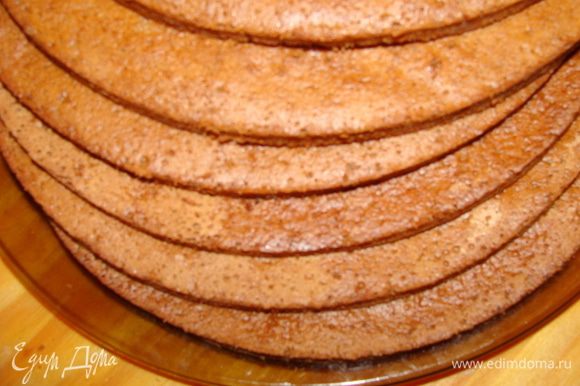Испечь 6 бисквитных коржей любимым способом или использовать готовые. (шоколадные, светлые или ореховые).