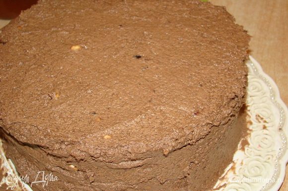 Верх и бока торта обмазать кремом, оставить на 3-4 часа в холоде.