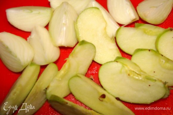 Яблоко и лук для маринада порезать дольками, поместить к рулькам.