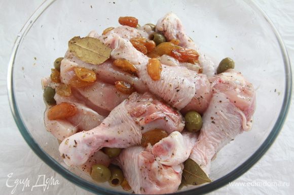 Добавить в маринад куриное мясо, хорошо перемешать. Накрыть миску пищевой плёнкой и охладить несколько часов или ночь.