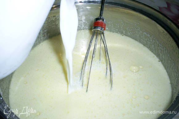 Постепенно вливаем в смесь молоко (можно прямо из холодильника) и перемешиваем до однородности.