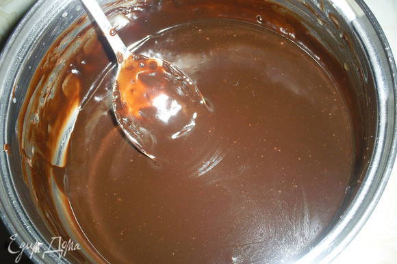 Шоколад растопить со сливками и маслом, полученной глазурью покрываем эклеры сверху.