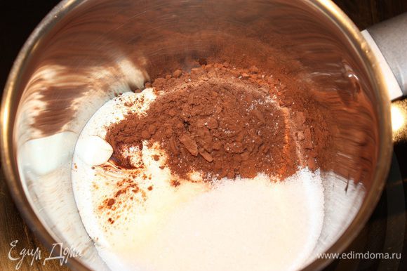 Варим глазурь. В кастрюлю всыпать сахар, какао и сметану. На медленном огне довести до кипения. Кипятить 5 минут.