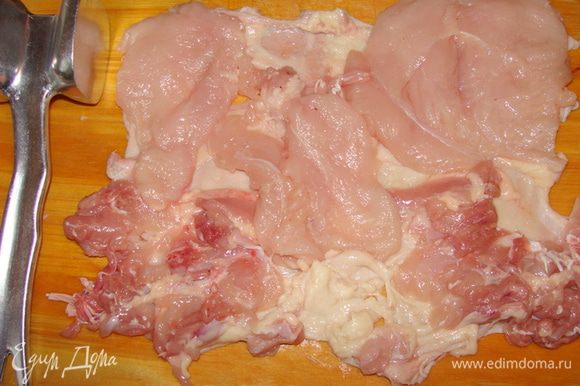 Мясо курицы осторожнее, чтобы как можно меньше повредить кожу, отделить от костей. Отбить.