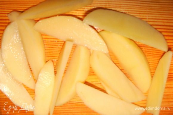Картофель почистить, порезать дольками, смешать с солью и маслом из под томленых помидорок. Поставить запекать на 12 минут при 180*