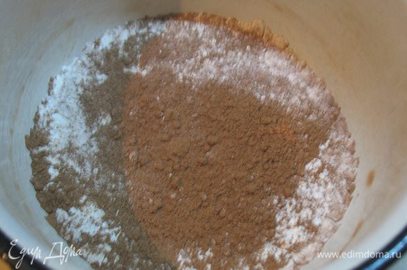 Готовим бисквит. Форму выстелить пергаментом смазать маслом и поставить в холодильник. Муку соединить с какао, разрыхлителем и просеять. Можно несколько раз.