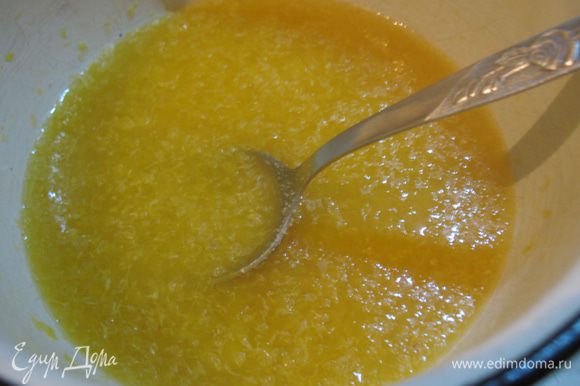 К мандариновому пюре добавляем сахар и доводим до кипения. Немного охлаждаем и вводим распущенный желатин.