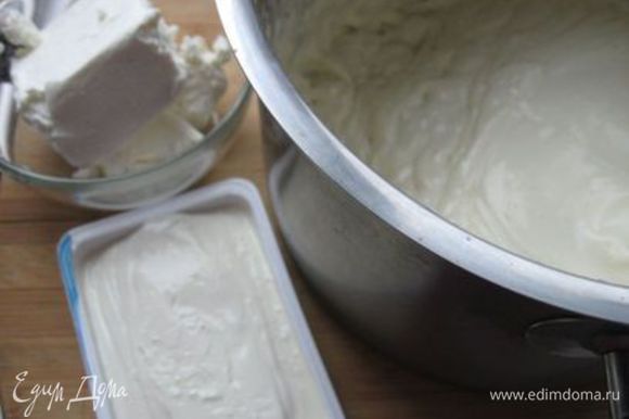 Приготовить все необходимое для крема: сливки, сахарный песок (135 г), сливочный сыр, творог (в пачке). Сливки с сахаром взбить миксером до пиков.