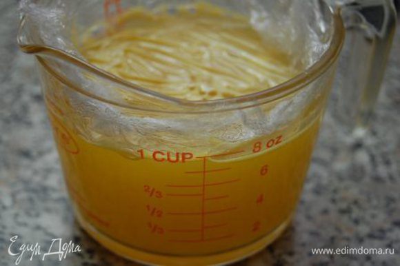Для приготовления желе в отдельной посуде соединить сахар и сухое желе для торта. В сотейник налить апельсиновый сок (200-250 мл), при потоянном помешивании ввести сухую смесь, довести до кипения, прокипятить 1 минуту. Перелить и накрыть пищевой пленкой так, чтобы она соприкасалась с желе. Оставьте в таком виде не более чем на 10 минут. Затем вылейте желе на торт (желе моментально застывает).