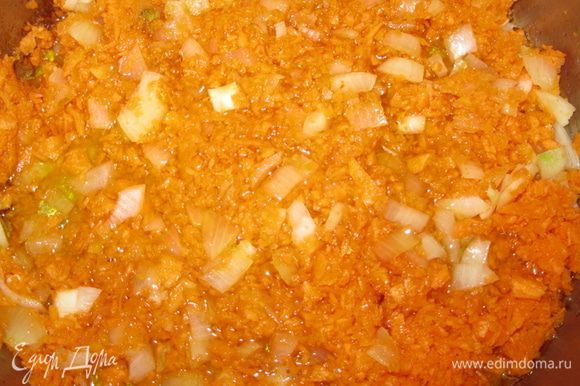 Нарзеать лук, морковь и измельчить чеснок. Выложить мясо на тарелку. В сковороду положить морковь, лук и чеснок, жарить 3-5 минут.