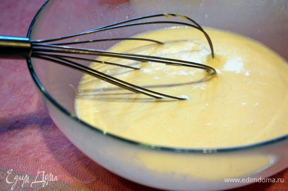 В большой миске взбить яйца, добавить тертый Пармезан, молоко со сливками.