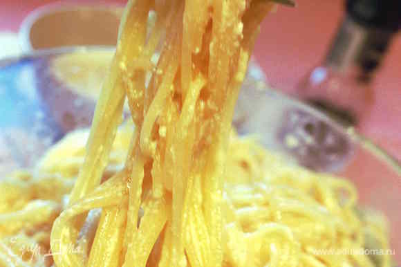 Приготовленные спагетти опрокинуть на дуршлаг ненадолго, чтобы осталось немного влаги. Затем очень быстро перенести спагетти к смеси из яиц, сыра, молока со сливками. Добавить бекон, поперчить и все аккуратно перемешать.