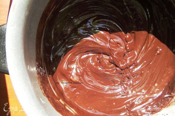 Шоколад наломать на кусочки, отправить в кастрюльку на водяную баню, растопить и не мешать.