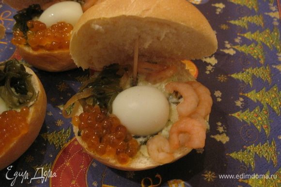 Выкладываем морские дары: посередине - перепелиное яйцо (жемчужина). По краям морская капуста (морские растения), креветки и красная икра горбуши.