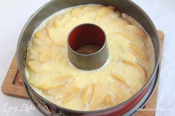 Приготовить заливку для пирога. Взбить 75 г сливочного масла и 150 г сахарной пудры. Добавить взбитое яйцо и хорошо перемешать. Покрыть пирог глазурью.