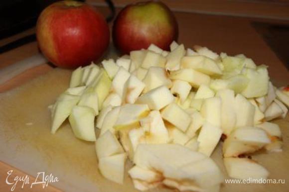 Готовим карамельные яблочки: яблоки очистить и порезать кубиками.