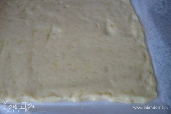 Разровнять картофельное тесто, прокатать скалкой через пергамент, стараясь получить пласт прямоугольной формы.