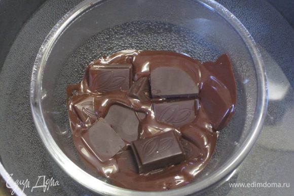 Для украшения шоколад растопить на водяной бане.