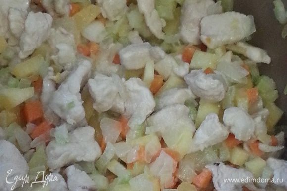Сельдерей и кабачок добавляем к моркови и луку, обжариваем 2-3 минутки, добавляем курицу, солим. Оставляем тушиться на слабом огне минут 20 (я готовила в мультиварке - включила режим "Суп/Каша на 20 минут).