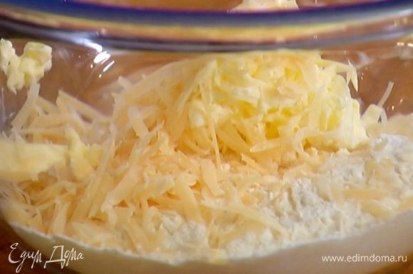 Муку перемешать с разрыхлителем, сахаром и солью, добавить натертые сыр и масло, все растереть руками в крошку.