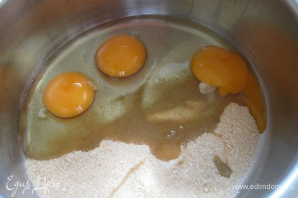 Яйца (должны быть холодные) и сахар (150 г) перемешать.