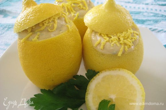 Лимоны заполнить начинкой. Украсить тертым желтком и петрушкой. Приятного аппетита!!
