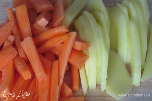 Картофель и морковь нарезать тонкими пластинками.
