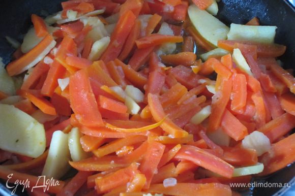 Добавить морковь, картофель, влить немного бульона, добавить щепотку мускатного ореха, соль, перец, накрыть крышкой и тушить 30 минут, время от времени подливая бульон.