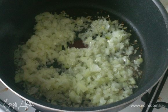 Разогреть в сковороде по 2 ст. л. сливочного и растительного масла. Слегка обжарить на нем одну мелко нарезанную луковицу.