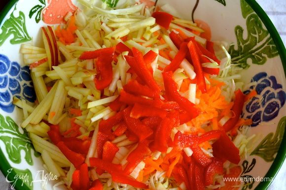 Напоследок нарезать соломкой сладкий красный перец и добавить в салат.