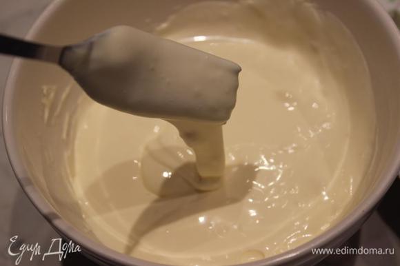 В это время приготовить крем: Соединить вместе сыр, сахар, сливки, ликер и цедру. Все взбить миксером до однородности и эластичности. В зависимости от жирности сыра консистенцию крема можно регулировать количеством сливок.