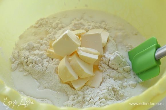 Муку просеять и смешать с мягким маслом, солью и сахаром. Вливая тонкой струйкой молоко, быстро замесить тесто.
