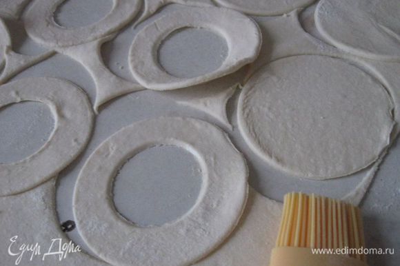Из половины вырезанных кружочков сделать колечки, вырезав тесто стаканом или рюмкой более маленького диаметра.