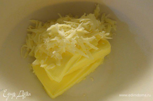 В размягченное сливочное масло добавьте сыр, перемешав массу вилкой.