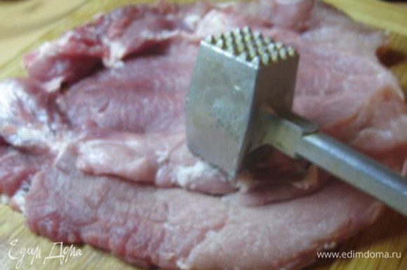 Мясо тщательно промыть и обсушить бумажным полотенцем. Кусок свинины разрезать вдоль волокон так, чтобы получился один большой пласт мяса толщиной около 2 см. Мясо слегка отбить, посолить и поперчить.