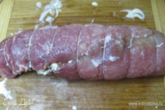 Подготовленное мясо свернуть в рулет и обвязать его ниткой, чтобы он не распался во время жарки.