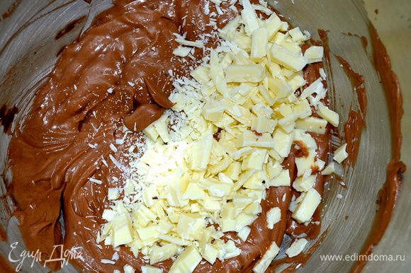 Белый шоколад нарезать не очень мелкими кусочками и добавить в крем. Перемешать.