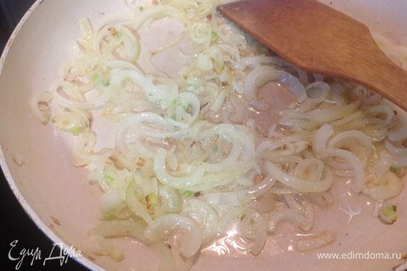 Сковороду с растительным маслом хорошо раскалить и обжарить лук до прозрачности.