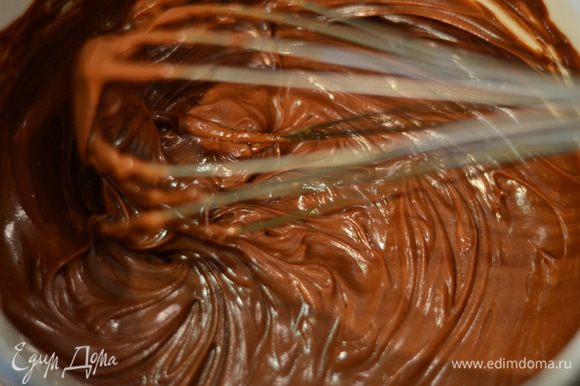 Готовим крем. Шоколадную пасту взбить со сливочным маслом (150 г) комнатной температуры.