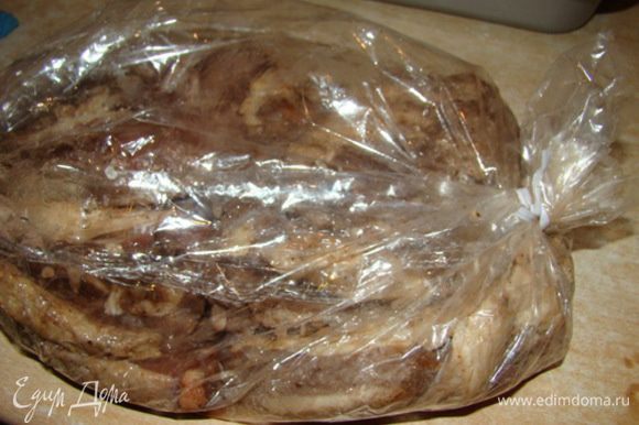 На другой день упаковать мясо в рукав для запекания, поставить в духовку на 45 минут, температура 170°С.