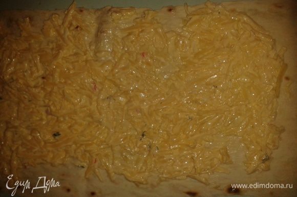 1-я начинка. Натереть на крупной терке сыр, чеснок, затем добавить майонез и намазать на на лаваш.