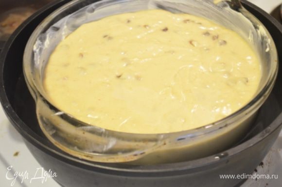 Выкладываем тесто в форму, смазанную сливочным маслом, накрываем или крышкой или фольгой и включаем плиту.