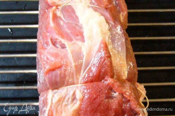 В противень поместить решетку, на решетку положить мясо. Запечь мясо (примерно 1 ч. 20 мин.).