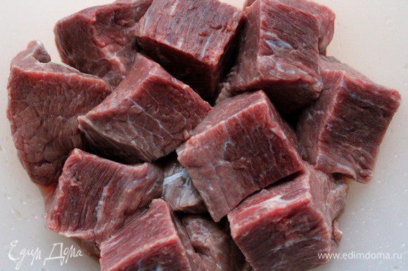 Мясо помыть, обсушить, удалить пленки и нарезать кусками примерно 3/3 см.
