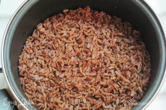 Красный рис отварить в подсоленной воде 35-40 минут под закрытой крышкой. Откинуть на сито.
