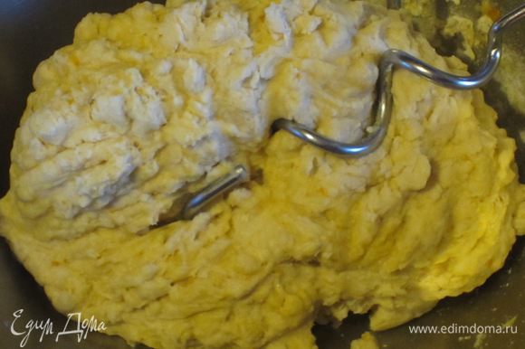 В миску с мукой и опарой добавить яично-молочную массу, ром, сахар и замесить тесто (я это делала миксером с насадками для теста).