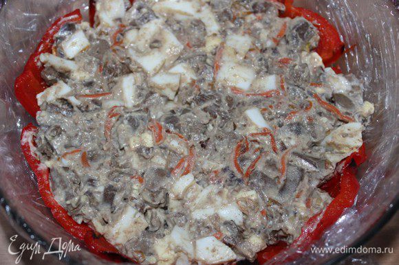 Готовый салат заправить 2-3 ст.л. майонеза. Я делала майонез по рецепту Маруси (Buvdevskaya) http://www.edimdoma.ru/retsepty/57293-domashniy-mayonez Выложить салат на перцы.