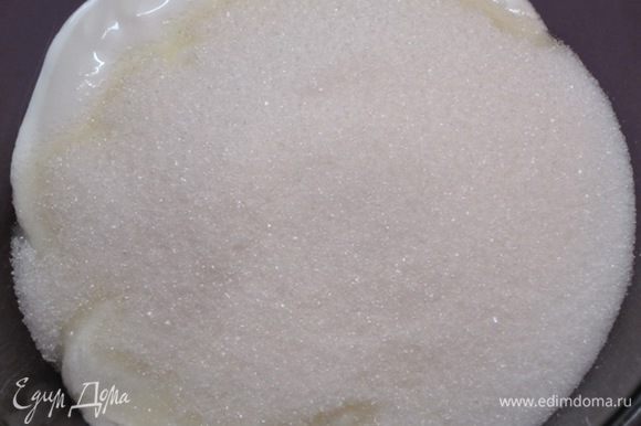 Для крема в 500 грамм сметаны добавить 125 грамм сахара. Перемешать до растворения сахара.