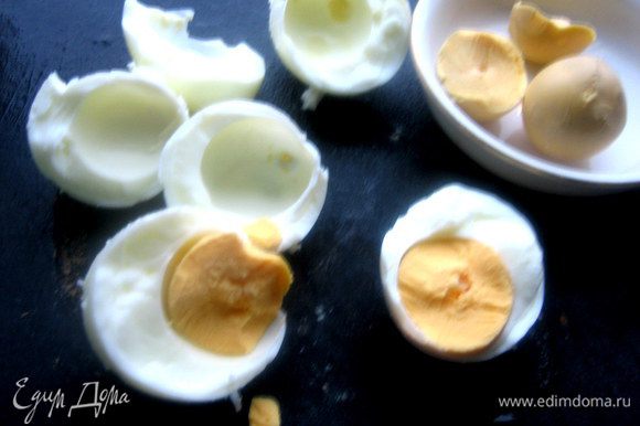 Яйца отделяем белки от желтков (но не обязательно).