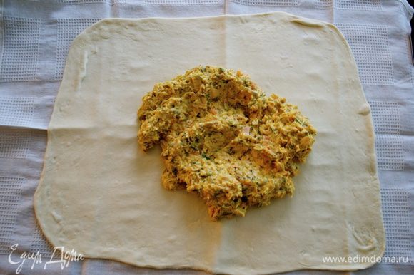 Выложить начинку на тесто, оставив с одной длинной стороны 5 см, и разровнять в ровный слой.
